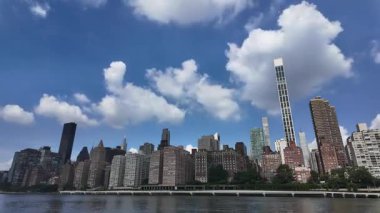 New York Gökyüzü zaman çizelgesi. New York 'ta hareket eden bulutlarla ABD şehir manzarası. Bulutlar, Hudson Nehri 'ndeki Aşağı Manhattan finans bölgesindeki binaların üzerinde yüzüyor. Amerikan metropolü. Aşağı Manhattan silueti.