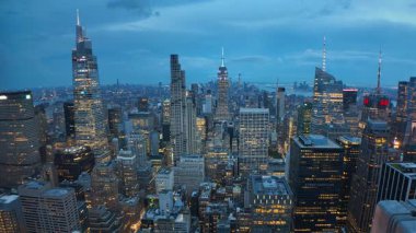 New York, Manhattan şehir merkezindeki gökdelenler alacakaranlıkta Empire State Binası ve gökdelenleri aydınlatılmış. Zaman Uygulaması.