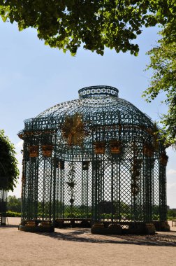 Parkta demir çardak döşedim.