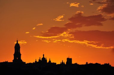 Şehir silueti gün batımına karşı