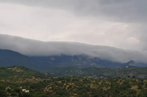 Sis kayar ve dağı kaplar.