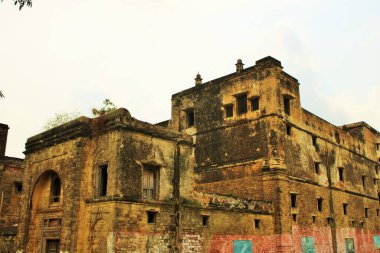 Asya 'nın Zamansız Antik Mimari Mucizesi bu hayranlık uyandırıcı fotoğraf, görkemli bir şekilde gökyüzüne yükselirken Asya' daki antik bir binaya eşsiz bir perspektif sunuyor. Düşük açılı bakış açısı bu mimari başyapıtın ihtişamını vurguluyor.