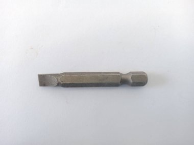 Stüdyoda yakın mesafeden çekilmiş düz başlı bir tornavida resmi.