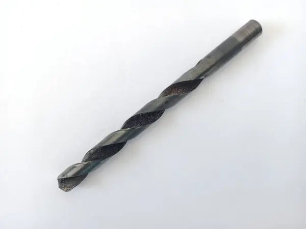 Demir gibi sert malzemelerdeki delikler için tasarlanmış çok güçlü çelikten yapılmış çok keskin bir matkap ucu görüntüsü, beyaz arkaplan ile yakın plan fotoğrafı.
