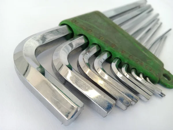 L tuşları ya da altıgen tuşlar seti, krom renkli çelikten yapılmış, 1,5 ila 10 beden, ve beyaz arkaplan ile yeşil bir plastik çerçeveye bağlı