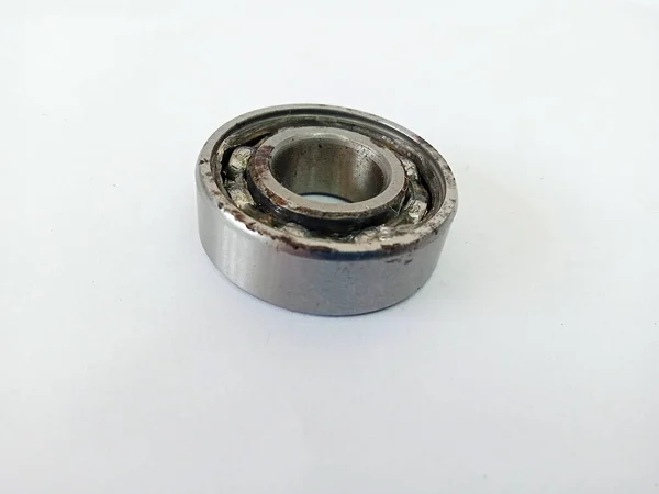 Kullanım nedeniyle hasar görmüş, kirli ve paslı görünen bir yatağın görüntüsü, bir stüdyoda çekilmiş.