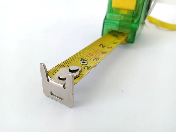 Yeşil plastik gövdeli ve sarı paslanmaz çelikten yapılmış bir iş parçası uzunluğu ölçme aracı