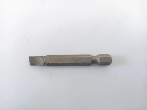 Stüdyoda yakın mesafeden çekilmiş düz başlı bir tornavida resmi.