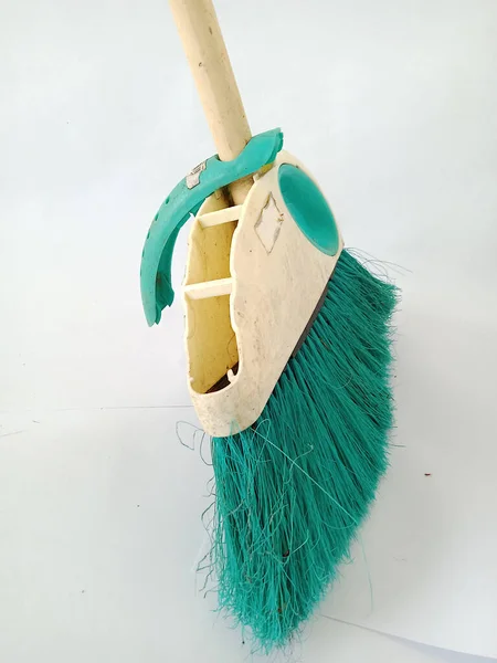 Açık mavi ve beyaz bir kombinasyondan oluşan bir süpürge görüntüsü. Zararlı ve kirli görünüyor. Stüdyoda çekilmiş bir fotoğraf.