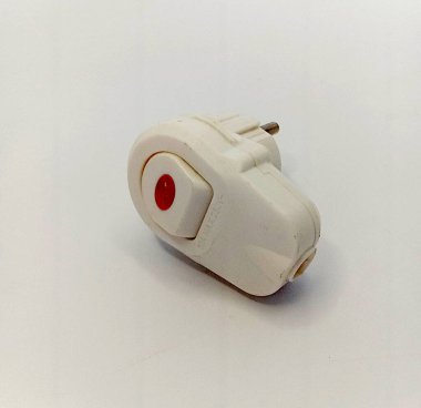 Beyaz plastikten yapılmış, kırmızı plastikten yapılmış, açma kapama düğmeleri takılı, ve kapama kısmı paslanmaz, yakın plan bir fotoğrafta beyaz arka plan