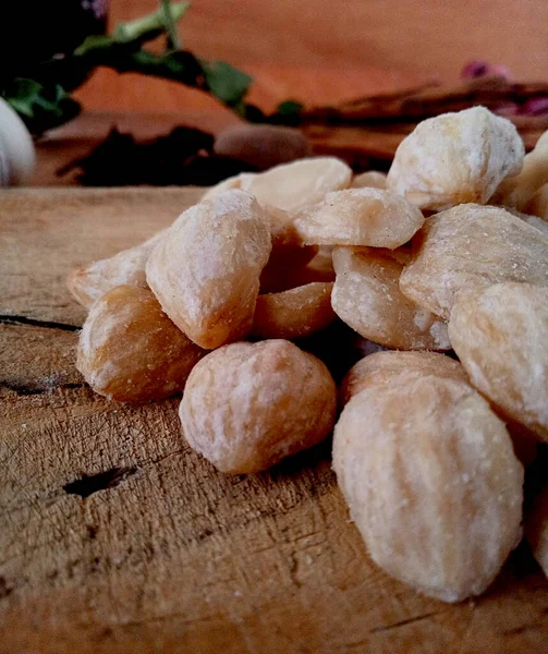 Ahşap tepside kullanıma hazır mum yığınının yakın plan fotoğrafı, aşçılığa ek bir baharat olarak.