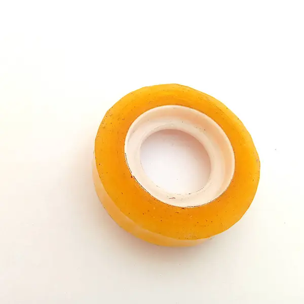 Beyaz arka plandaki bir fotoğraf stüdyosunun sonucu olan temiz bir koli bandının yakın plan görüntüsü.