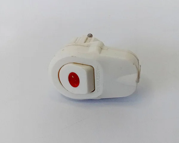 Beyaz plastikten yapılmış, açma kapama düğmeleri kırmızı plastikten yapılmış ve fiş parçası paslanmaz.