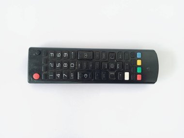 Beyaz bir arkaplanda dijital televizyon uzaktan kumandasının yakın plan fotoğrafı. Yukarıdan ateş edildi