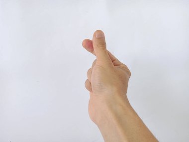 Beyaz bir arka planda baş parmak ve işaret parmağı kullanarak bir aşk sembolü oluşturan ellerin fotoğrafı, Kore sembolü.