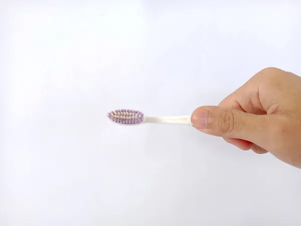 Beyaz arkaplanda izole edilmiş bir diş fırçasının yakın plan görüntüsü