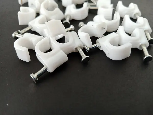 Kablo döşeme yollarını düzenlemek için birkaç plastik kablo kıskacı. Beyaz kablo kıskacı