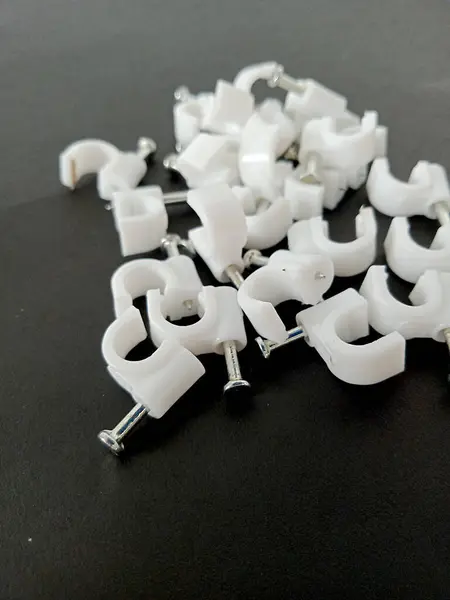 Kablo döşeme yollarını düzenlemek için birkaç plastik kablo kıskacı. Beyaz kablo kıskacı
