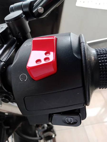 Kırmızı motorlu stop düğmesinin yakın plan fotoğrafı.