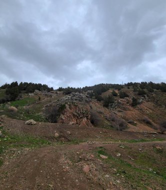 Kayalık yamaçlar üzerinde dramatik bulutlu gökyüzü