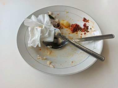 Yemekten sonra insanların bıraktığı kirli tabaklar. Biraz acı biber sosuyla.