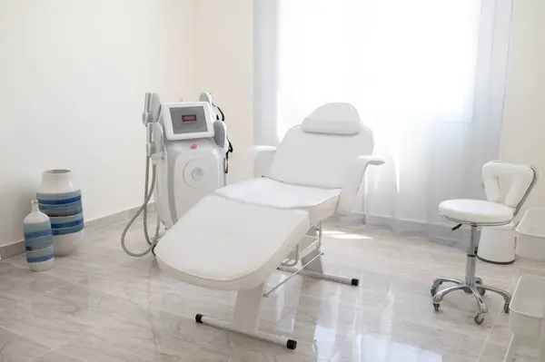 stock image The sculpt body treatment machine with a white bad in the white room, cabinet in the cosmetology, beauty center, clinic, salon.Modern ways of relaxation and skin care concept