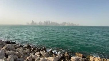 Video Ortadoğu, Doha şehrinin gökdelenlerini liman, liman, Katar yakınlarındaki modern gökdelenlerle aydınlatmıştı.