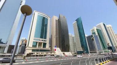 Doha şehrinin öğlen gökdelenleri ve Orta Doğu 'daki Katar' daki Batı Körfezi bölgesiyle geniş açılı görüntüsü..