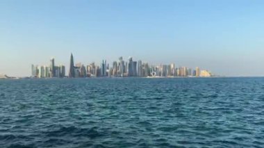 Gün ışığında Katar 'ın Doha kentindeki Batı Körfezi' nin deniz manzarası ve ufuk çizgisi