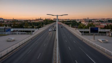 Prag 'ın Nuselsky' sinde trafik vardı. Arka planda Prag kalesi vardı..