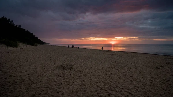 Gün batımında yağış, elementlerin dramatik bir kıyı karışımı..