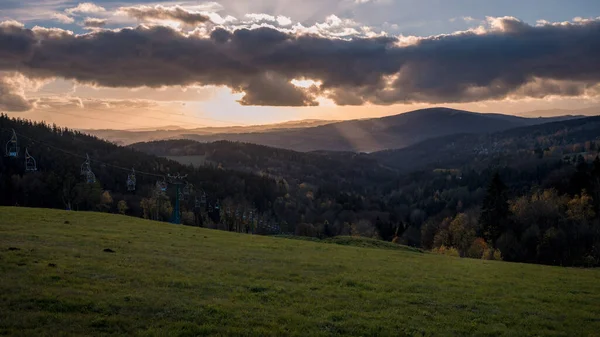 Sonbaharda kar yağmadan önce kayak yamacı ve teleferikli Jizera Dağları manzarası.