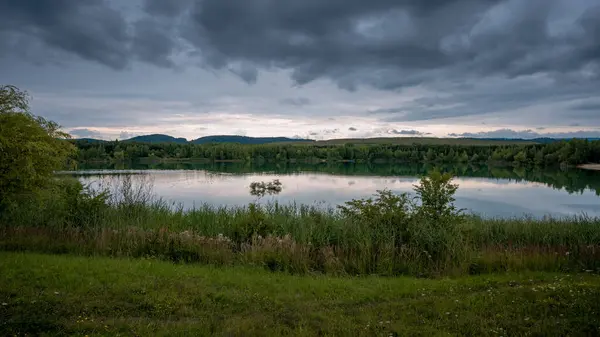 Fırtınadan önce Batı Bohemya 'da benimkini geri aldım. Gökyüzü suya yansıyor.