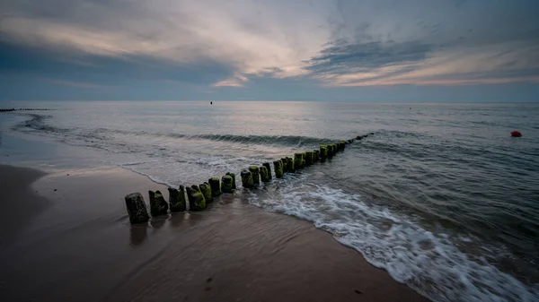 Altın plaj, kırsal ahşap kırılma suyu, kıyı dinginliği..