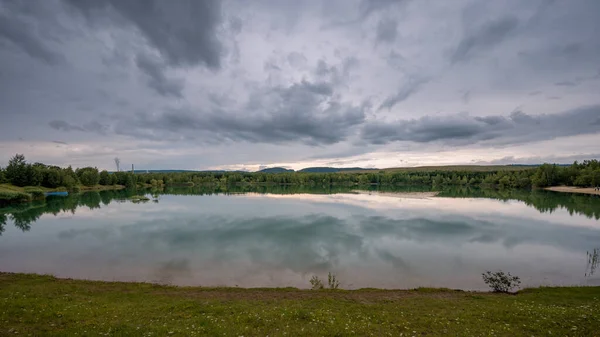 Fırtınadan önce Batı Bohemya 'da benimkini geri aldım. Gökyüzü suya yansıyor.