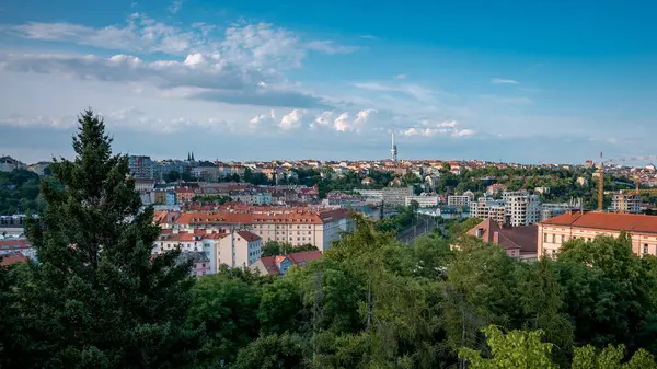 Prag panoraması öğleden sonra mavi gökyüzüyle.