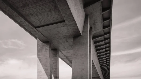 Prag 'daki Nuselsky köprüsünün altında