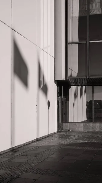 Bayrakların gölgesi ışık cephesinde, siyah beyaz.