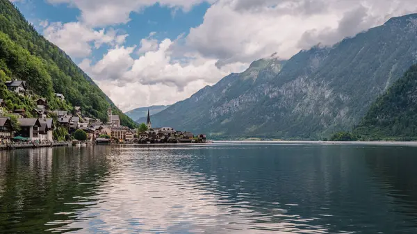 Alp gölünün kıyısındaki güzel Avusturya köyü Hallstatt. Avusturya 'da tanınmış bir turizm beldesi.