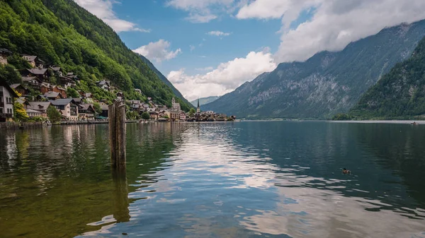 Alp gölünün kıyısındaki güzel Avusturya köyü Hallstatt. Avusturya 'da tanınmış bir turizm beldesi.