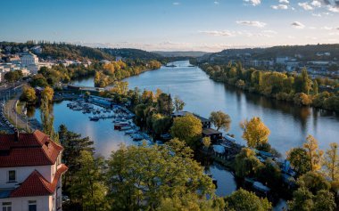 Prag 'ın Vyehrad' ından güneşle dolu güzel bir sonbahar günü. Vltava nehrinin manzarası.