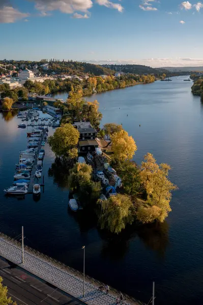 Prag 'ın Vyehrad' ından güneşle dolu güzel bir sonbahar günü. Vltava nehrinin manzarası.