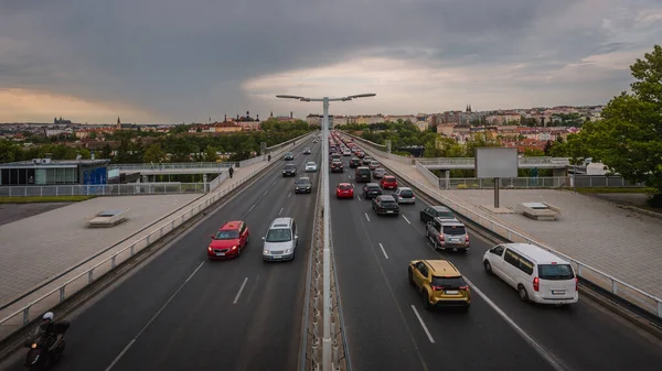 Prag 'ın Nuselsky' sinde trafik vardı. Arka planda Prag kalesi vardı..