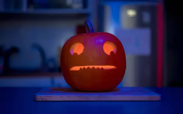 Cadılar Bayramı 'nda mutfakta parlayan balkabağı oyulmuş.