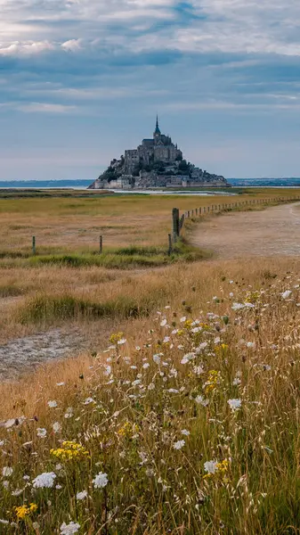 Normandiya ve Brittany sınırındaki ünlü turizm beldesi Mont-Saint-Michel 'in akşam ışığında görüntüsü