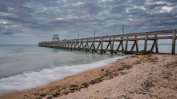 Luc-sur-Mer, Fransa 'daki ahşap iskele manzaralı. 