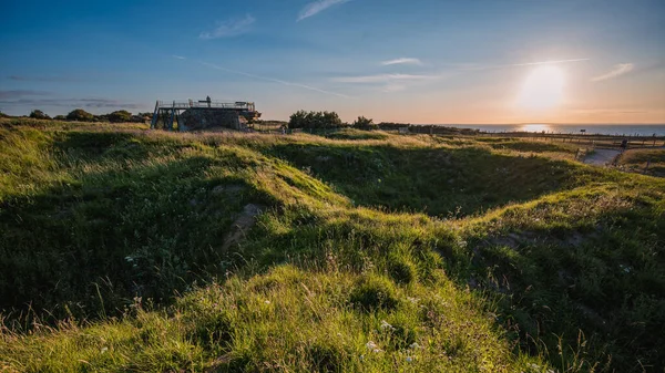Pointe du Hoc 'un Fransız Normandiya manzarası gün batımında.