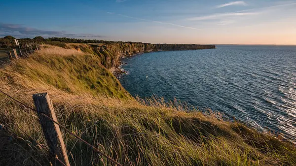 Pointe du Hoc 'un Fransız Normandiya manzarası gün batımında.