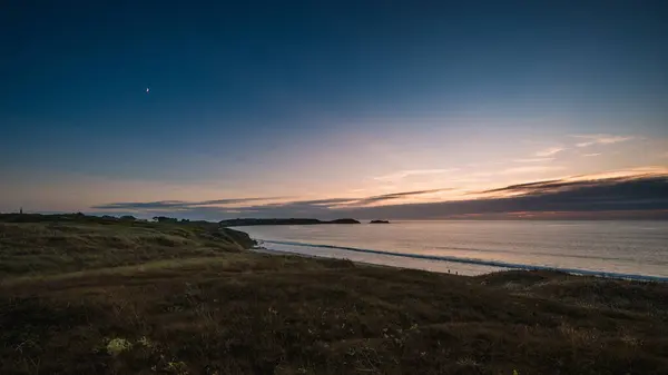 Batı Fransa 'da Atlantik Okyanusu üzerinde gün batımı. Uzun, sessiz kumsallar
