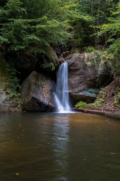 Çek Cumhuriyeti 'nde Hensko yakınlarındaki şelale göle yansıyor